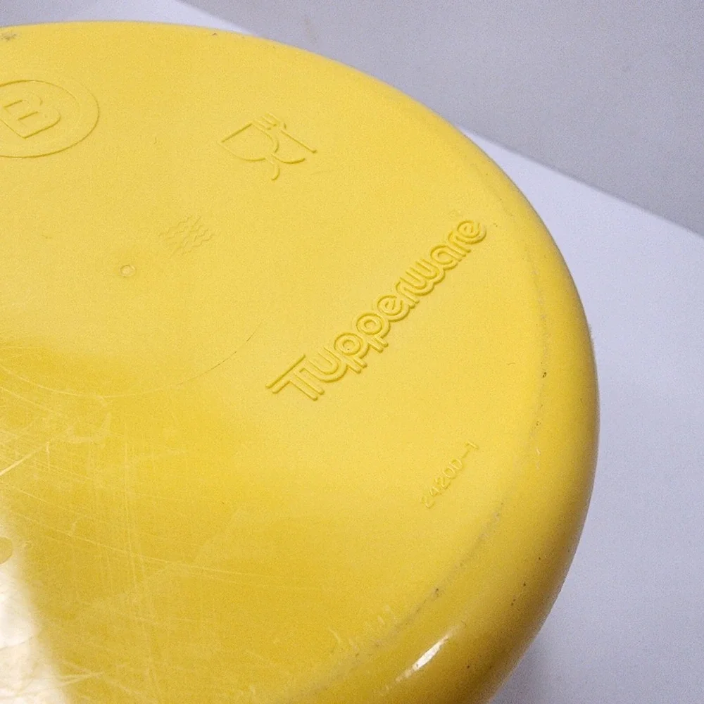 TUPPERWARE Yellow Round 8 Cup B Canister #2420D-1 One Touch Seal EUC
